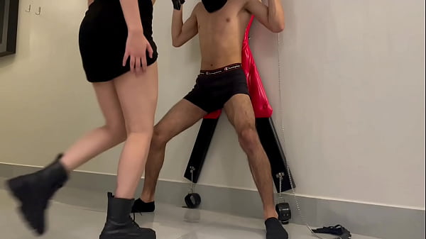 Ballbusting amarrado preso BDSM cross